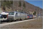 Der  Spaghetti -Zug der Gegenrichtung ist in Vallorbe angekommen und die abgebügelte SNCF Sybic BB 26061 wird von der SBB Re 6/6 11615 (Re 620 015-8) rangiert.