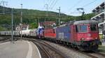 Die beiden  Grossen  Re 620 075-2  Gelterkinden  und 620 064  Köniz  beim Passieren der Fotokurve beim Bahnhof Baden am 2. Mai 2022.
Foto: Walter Ruetsch