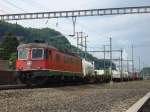 Die Re 6/6 11630 mit einem Gterzug nahe Aarau am 19.07.2007.Im Hintergrund ist der Khlturm des Atomkraftwerks Gsgen zu sehen.