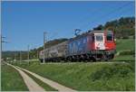 Bei Bietingen bei Kilometer 375.4 ist die SBB Re 6/6 11612 (Re 620 012-5)  Regensdorf  mit einen kurzen Güterzug nach Singen unterwegs.