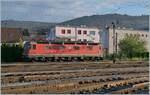 Die SBB Re 6/6 11656  Travers  steht im damals noch auf der Ostseite mit Formsignalen ausgerüstet Rangierbahnhof von Biel und wartet auf einen nächsten Einsatz.