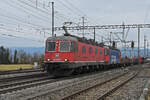 Doppeltraktion, mit den Re 6/6 620 037-2 und 620 069-5 durchfährt am 17.02.2023 den Bahnhof Möhlin.