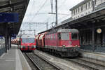 Eine eher seltene Begegnung zwischen dem Kieszug Hüntwangen-Heerbrugg mit der Re 620 085-1  Sulgen  und dem AB BDeh 3/6 25 nach Rorschach-Hafen am 27. Februar 2023.
Foto: Walter Ruetsch