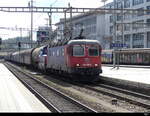 SBB - 620 024- + 923 014 mit Güterzug bei der durchfahrt im Bhf.