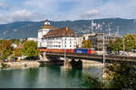 SBB Cargo Re 620 074 ist am 02.10.2021 unterwegs mit einem Rübenzug von Aarberg nach Stein-Säckingen und konnte hier auf der Aarebrücke bei Solothurn aufgenommen werden