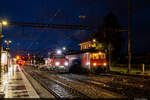 Manöver mit Panzer am 01.12.2021: SBB Cargo Eem 923 015 und Re 620 006 im Bahnhof Aarberg