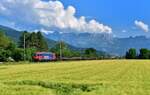 Re 620 062 mit einem Langschienenzug am 06.06.2023 bei Sevelen.