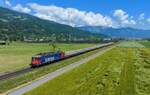 Re 620 033 mit einem Kieszug am 06.06.2023 bei Sevelen.