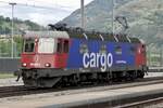 Die Re 620 032  Däniken  von SBB Cargo am 8.8.23 auf Rangierfahrt in Brig.