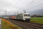 Die Re 620 003 von Railadventure zieht die Re 420 304 und die Re 620 058 durch Bettlach Richtung Olten. 19.11.2023