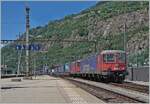 Eine SBB  Re 10/10  mit der Re 6/6 11632 (Re 620 032-3)  Däniken  erreicht mit einem Container Zug vom Lötschberg Basis Tunnel kommend den Bahnhof von Brig. 

25. Juni 2022