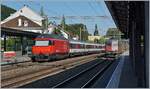 Während eine SBB Re 460 ihren IC/IR in Sissach in Richtung Basel SBB schiebt, kommt aus der Gegenrichtung die Re 6/6 11674 (Re 620 074-5)  Colombier  mit einem Güterzug angefahren. 

11. Juli 2018