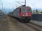 Eine Re 6/6 von SBB Cargo mit einem Extrazug bei der einfaht in den Bahnhof Brunnen.