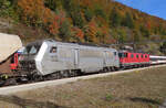 Die silberfarbene Sybic-Lok der SNCF hat diesen Güterzug von Frankreich her nach Vallorbe gebracht und ist mit gesenktem Pantograf eingefahren. Die Schweizer Lok Re 620 holt die französische Lok und fährt sie in ein Gleis 'mit französischem Strom'. Nachher übernimmt sie die Wagen und fährt den Güterzug weiter. Vallorbe, 19.10.2021