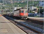 Die SBB Re 6/6 11641 (Re 620 041-1)  Meilen  fährt mit einem Dienst-Güterzug durch den Bahnhof von Vevey in Richtung Wallis.