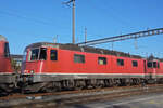 Für die Re 620 044-8 hat bald die letzte Stunde geschlagen. Am 28.12.2024 steht die Lok auf einem Abstellgleis beim Bahnhof Kaiseraugst.