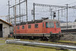 Re 6/6 11601 steht am 02.01.2024 auf einem Nebengleis beim Bahnhof Sissach.