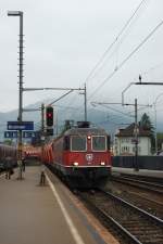 Re 6/6 11671 mit einem Holcim-Zementzug am 05.06.2008 bei der Durchfahrt durch Brunnen.