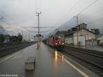 Bei einem heftigem Berggewitter durchfahren die Re 6/6 11635 ''Muttenz'' und Re 4/4'' 11173 Flelen am 30.7.08.