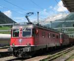 Re 620 und eine Re 420 mit einem Gterzug bei der Einfahrt in den  Bahnhof Airolo auf dem Weg nach Sden.