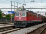 SBB - Re 6/6 11601 + Re 4/4 ( Re 10/10 ) zusammen vor einem Gterzug bei der durchfahrt im bahnhof Wohlen am 05.09.2008