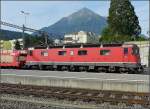 Re 6/6 11613  Rapperswil  posiert vor der Kulisse des Niesen im Bahnhof von Spiez am 01.08.08.