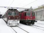 BLS Re 4/4 163 neben SBB Re 6/6  11617 im Bahnhof von Spiez am 12.12.2008