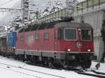 SBB - Re 6/6 11617 mit Gterzug bei Rangierarbeiten im Bahnhof von Spiez am 12.12.2008