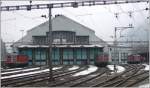 Re 6/6 11625 Oensingen und Re 6/6 11623 Rupperswil flankieren das grosse Lokomotivdepot in Erstfeld.