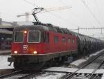 SBB - Re 6/6 11689 mit Gterzug bei der Durchfahrt im Bahnhof von Biel/Bienne am 31.12.2008