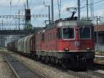 Re 6/6 11609 ist am 02.08.08 zusammen mit einer Lok der Baureihe Re 4/4 auf dem in Richtung Frankreich hier bei Pratteln