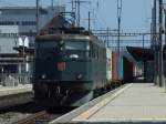 Re 6/6 11453 durchfhrt mit ihrem Containerzug soeben den Bahnhof Pratteln am 30.08.08