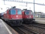 SBB (-Cargo): Re 4/4  11157 mit Regionalzug lsst den vorbeifahrenden Gterzug mit der Re 620 069 an der Spitze passieren.