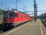 SBB- Cargo: Mit einem Bauzug durchfhrt die Re 6/6 11654  Villeneuve  den Bahnhof Othmarsingen.