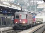 SBB - Re 6/6 11666 und mit Am 843 sowie Gterwagen bei der Durchfahrt im Bahnhof von Schaffhausen am 20.02.2009