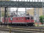 SBB - Re 6/6 11653 und Re 4/4 vor Gterzug bei der Durchfahrt im Bahnhof von Prattelen am 11.05.2009