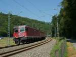 Re 6/6 11616  Illnau-Effretikon  schlngelt sich mit FE 44689 Kornwestheim - Zrich-Limmatthal durch die Kurven zwischen Thayngen und Schaffhausen.