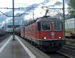 Kraftpaket: Am 09.10.09 passiert die Re 6/6 11656  Travers  mit der Re 4/4  ' 11370 den Bahnhof Flelen.