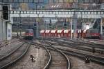 Alltag im Bahnhofsvorfeld Oerlikon: Am 16.11.09 rangiert Re 620 075-2 (Re 6/6 11675) im Cargokleid ihren Schttgutzug zur Entladung, whrend Re 6/6 11616 (UIC: Re 620 016-6) mit dem Schotterzug,