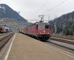 Ein Gterzug, angefhrt von der Re 6/6 11634  Aarburg-Oftringen  + Re 4/4''' 11366, durchfhrt am 15.04.10 Airolo.