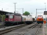 SBB / Sersa / asm - Im Bahnhof Niederbippp die SBB Lok Re 6/6 11625 mit Gterzug bei der Duchfahrt ,die abgestellten Sersa Lok Am 847 958-6 und die asm Lok  Em 837 826-7 am 20.05.2010