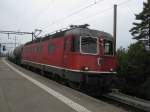 Re 6/6 11681 mit Gterzug bei Durchfahrt in Bad Ragaz, 15.10.2010.