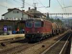 Die Re 6/6 11619 am 29.08.2008 mit einem Kesselwagenzug bei der Durchfahrt in Liestal.