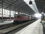 SBB - Re 6/6 11617 und Re 4/4 vor Gterzug bei der Durchfahrt im bahnhof Olten am 31.10.2010