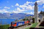 Re6/6 11661 und Re4/4 11168 am Lago Maggiore bei St.Nazzaro mit einem Zug in Richtung Luino, 07.04.2004.