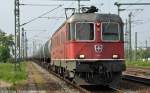 Die Re 6/6 11617 mit einem schier Endlosen Tankwagenzug beim Warten auf die freie Fahrt ber den Rhein, da jetzt eine neue Eisenbahn Brcke gebaut wird am 28.04.2011 beim Bad Bhf Basel.