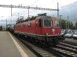 Re 6/6 11627 mit langem Kesselwagenzug bei Einfahrt in Landquart, 03.06.2011.