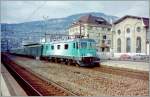 Die Re 6/6 11665 in der schnen, ersten SBB Cargo Lackierung mit einem Schnellzug bei der Einfahrt in Vevey im Frhjahr 2000.