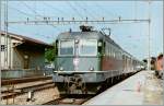 Die Re 6/6 11651 mit einem Schnellzug nach Brig im alten Bahnhof von Leuk.