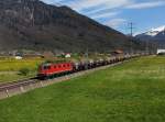 Die Re 6/6 11637 mit einem Gterzug am 26.04.2012 unterwegs bei Bilten.